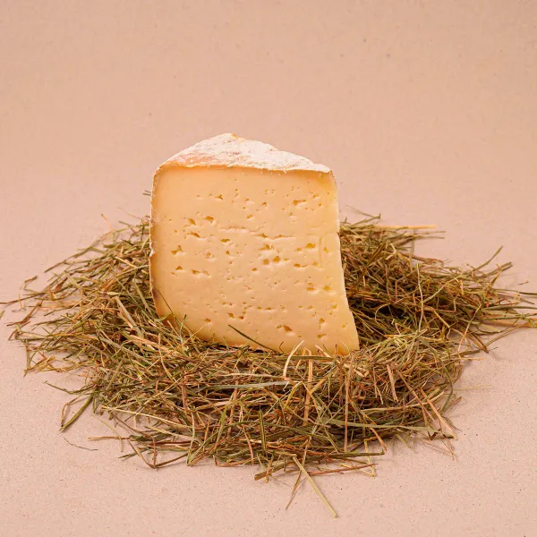 Queso francés de leche cruda de vaca con sabor intenso y notas de nueces y pastos de montaña. Marida con vino tinto crianza, frutos secos, higos y pan de cereales.