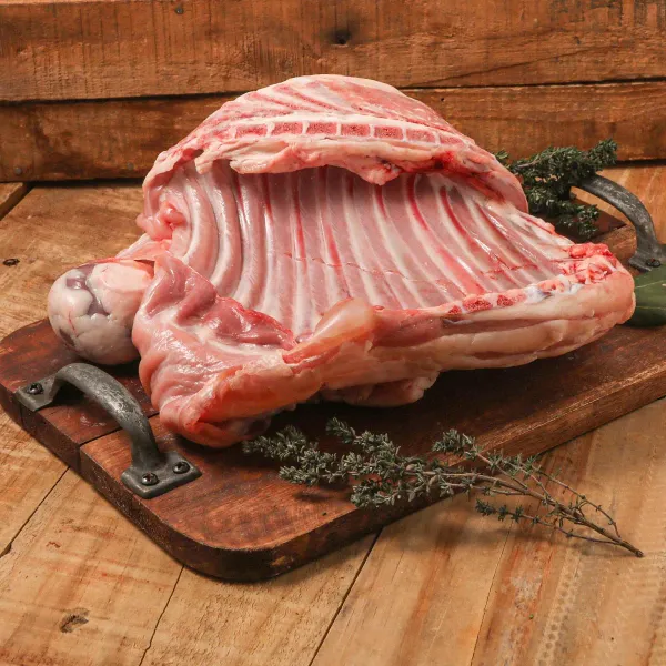 Carré de costillas y medianas de cabrito