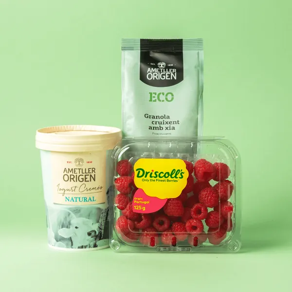 Lote de yogur con granola y frambuesa