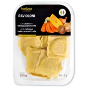 Ravioloni con calabaza y cebolla caramelizada