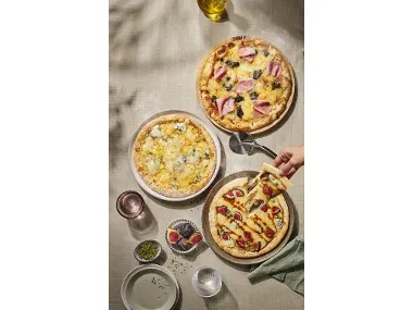 DELUXE Pizza con salsa de trufa y jamón cocido