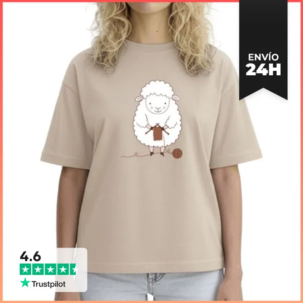 Camiseta Mujer Boxy Oveja Blanca Con Agujas De Tejer Y Ovillo De