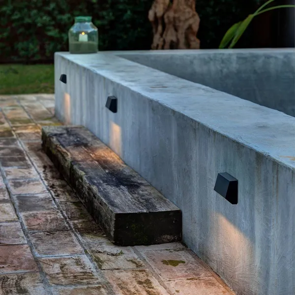 FARO BARCELONA Aplique LED exterior Must angular, ancho 9,6 cm
