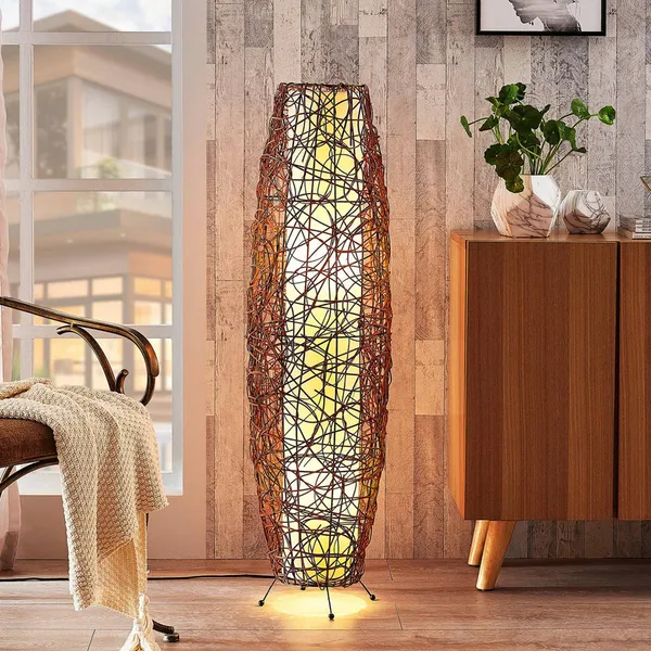 Lámpara de pie Lindby Nias, altura 111 cm, ratán, textil