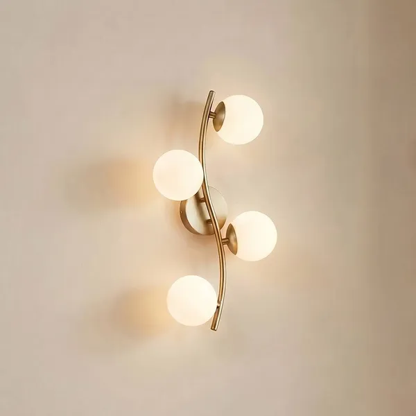 Aplique de pared Lindby Josiana, ópalo/latón, 48 cm, esférico, cristal