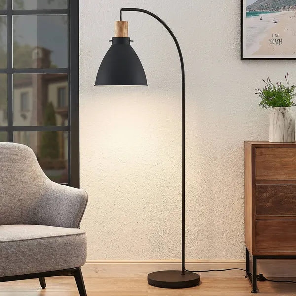Lámpara de pie Lindby Trebale, negra, madera, 154 cm, E27