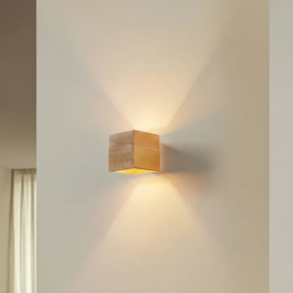 SOLLUX LIGHTING Aplique de pared Ara en forma de cubo de madera