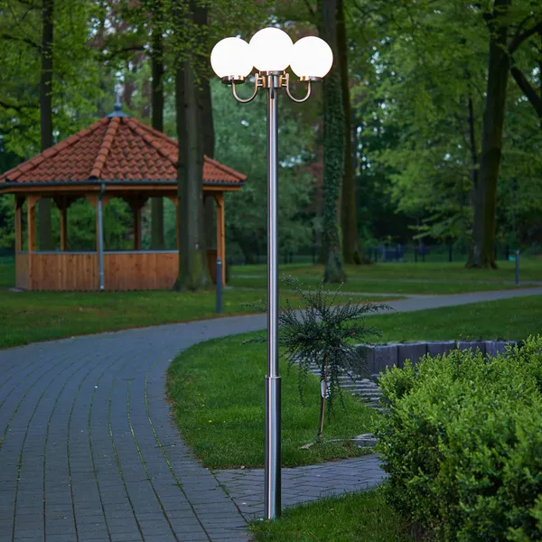 Lámpara de exterior Samuel de Lindby, 218 cm, 3 luces, globo, E27, IP44