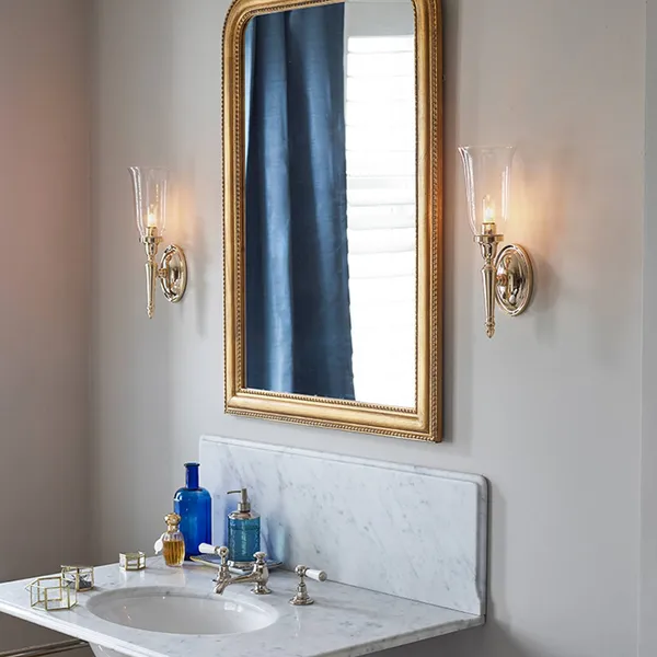Elstead Aplique de pared LED Dryden, baño, con pantalla de cristal, IP44