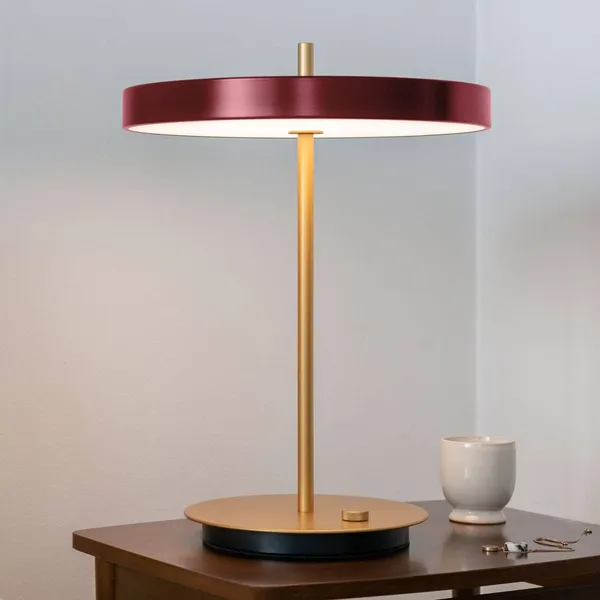 UMAGE Lámpara de mesa LED Asteria Table, USB, rojo rubí/latón