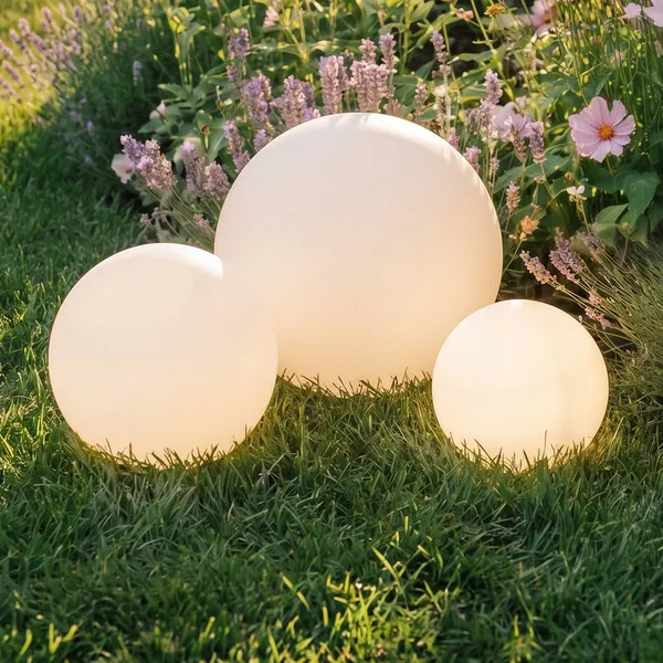 Lámparas LED solares Lago de Lindby, juego de 3, globos, pincho de suelo, blanco