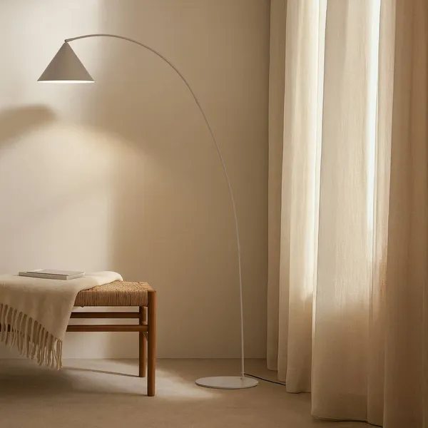 Lámpara arqueada Lindby Triangolo, beige, altura 195 cm, metal, E27
