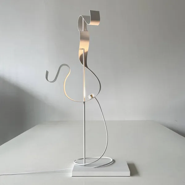 Knikerboker Curve lámpara de mesa LED, blanco
