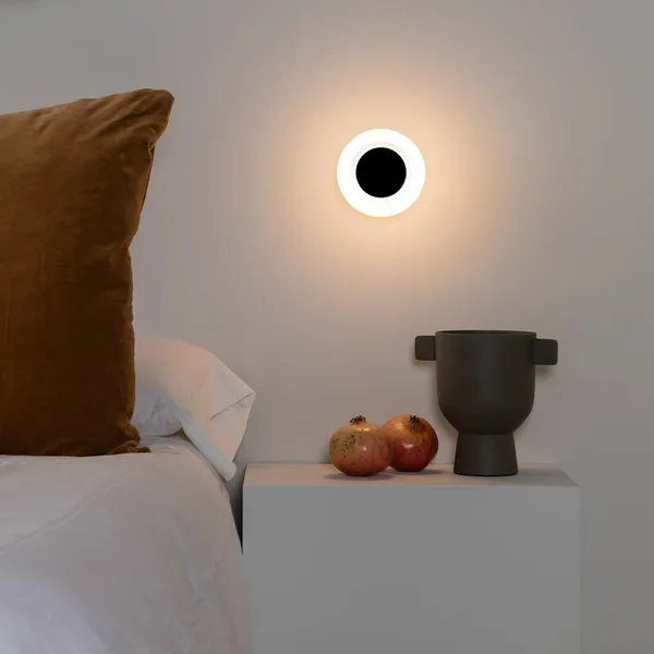 FARO BARCELONA Aplique LED Moy en negro con pantalla de vidrio