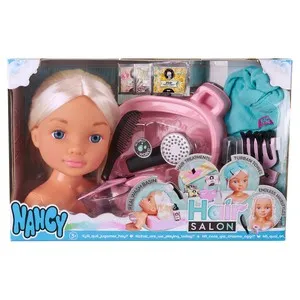 FAMOSA Nancy Hair Salón Rubia, peluquería realista con cabeza de muñeca para peinar +3 Años