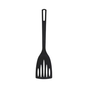 Espátula de cocina fabricada en nylon color negro, ESSENTIAL.