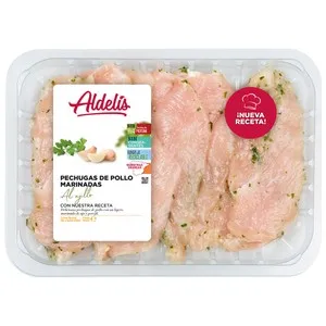 Bandeja con pechugas de pollo fileteadas y marinadas al ajillo (ajo y perejil) ALDELÍS