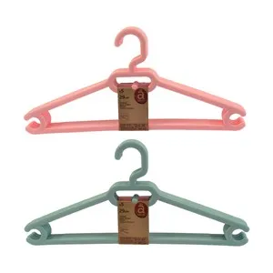 Set de 5 perchas fabricadas en plástico con barra azul o rosa, ACTUEL.
